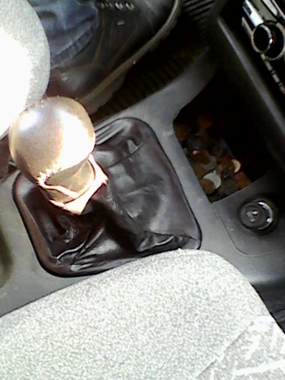 Села пизденкой на рычаг КПП