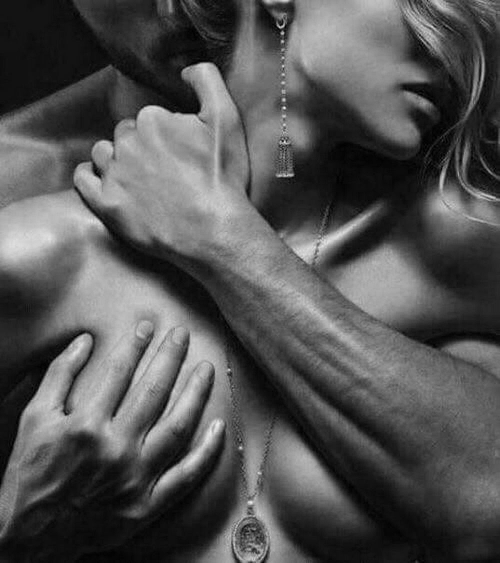 Парень и девушка танцуют