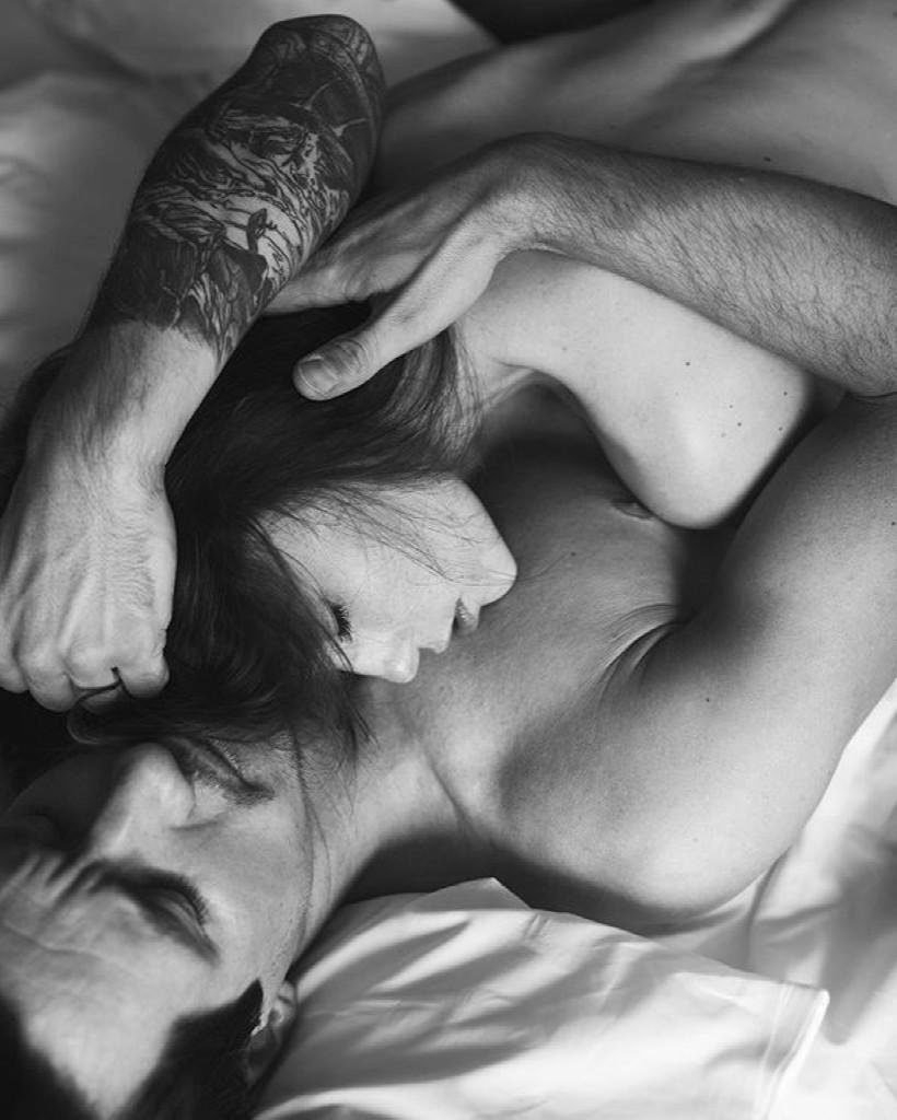 Объятия в постели