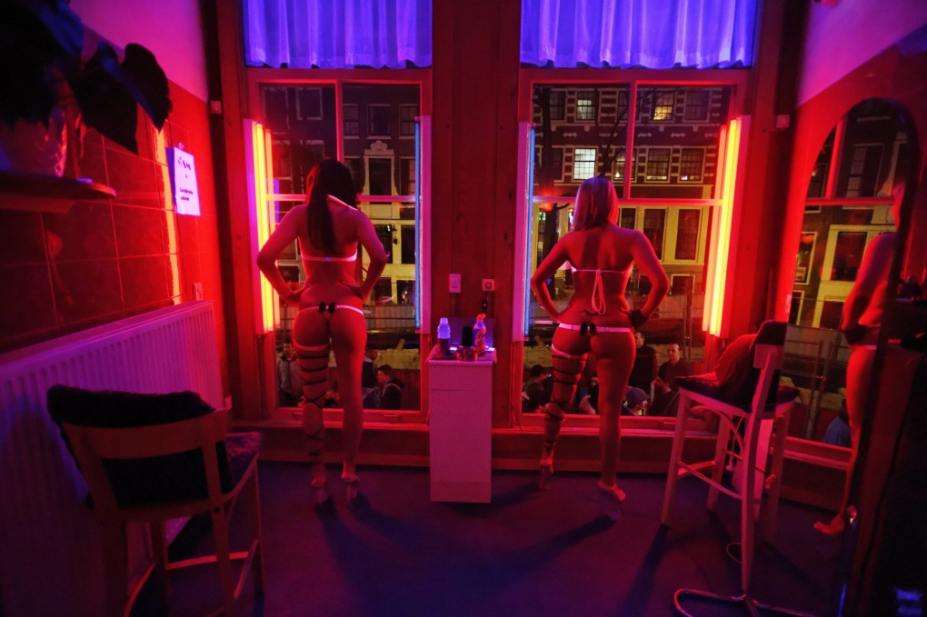 Витрины красных фонарей в Амстердаме