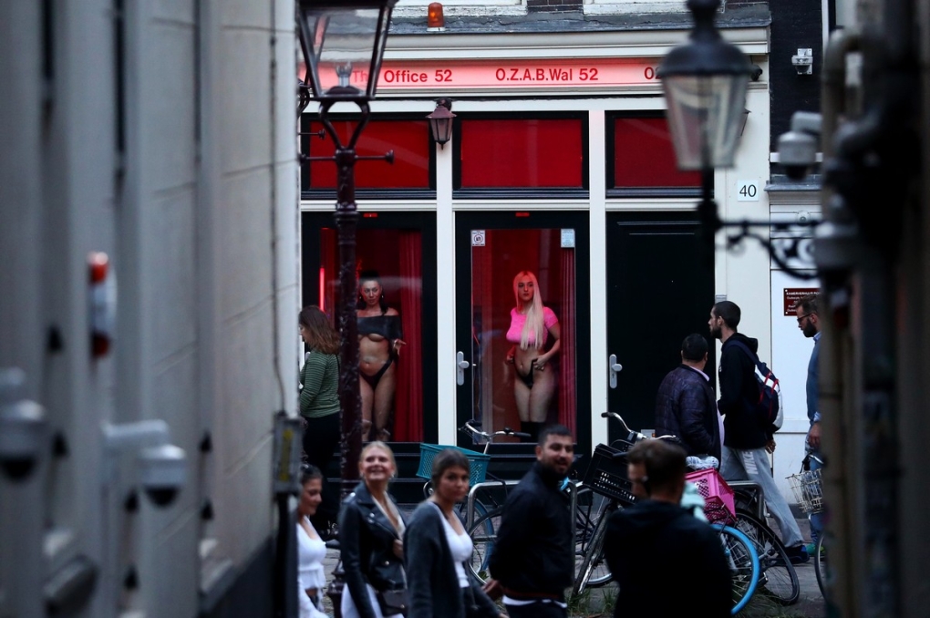 Квартал красных фонарей в Амстердаме девушки в витринах