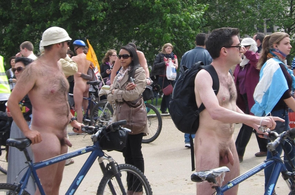 Голый велопробег голые мужики одетые девки