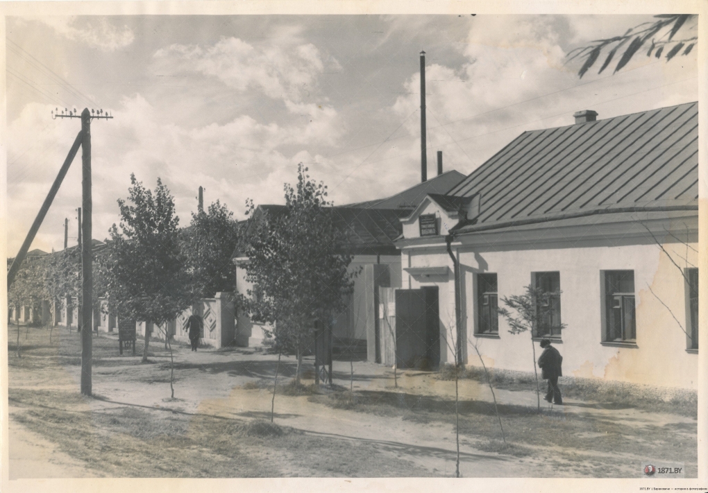 Девушка манит