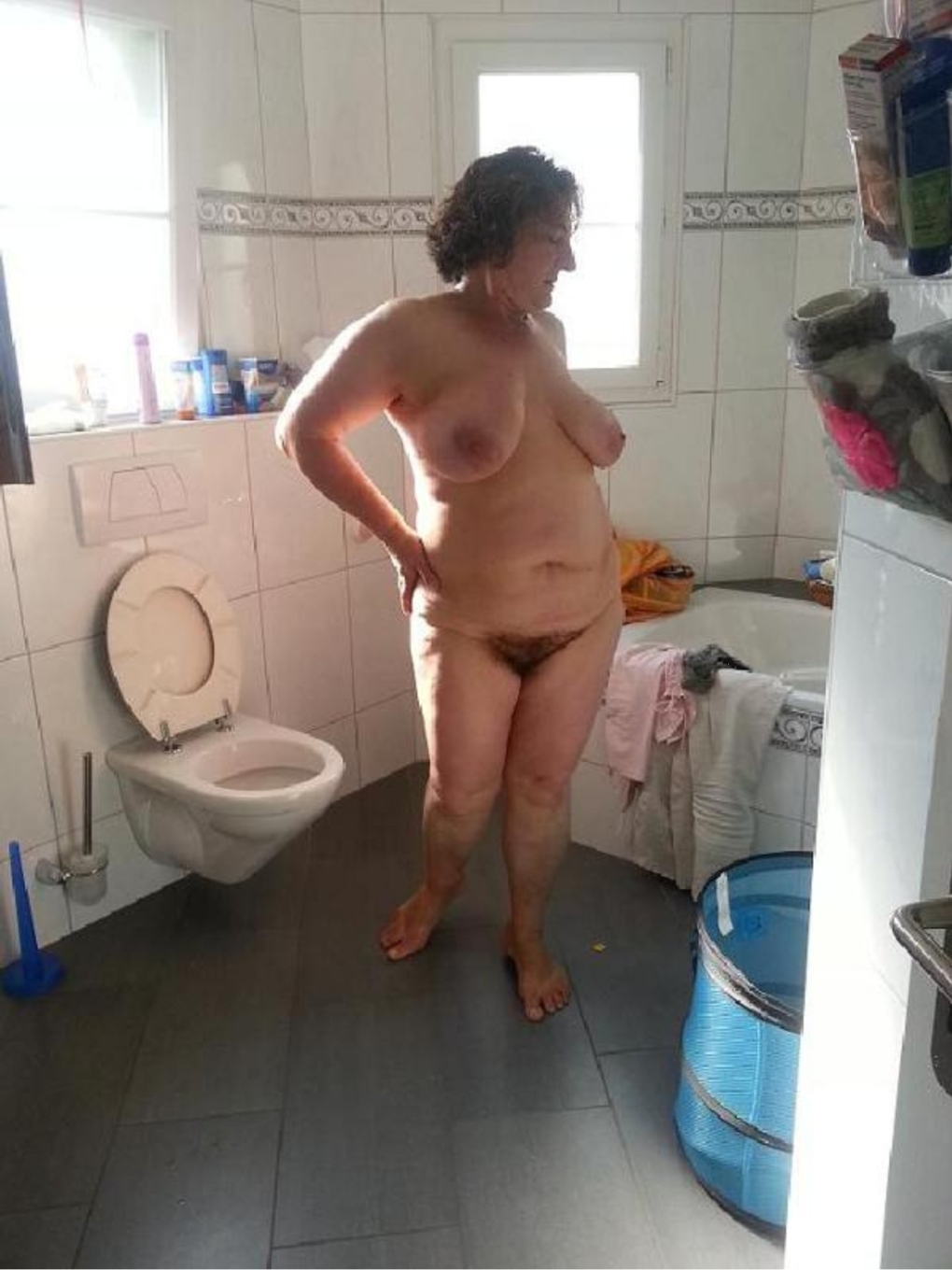 Голые зрелые бабы в туалете