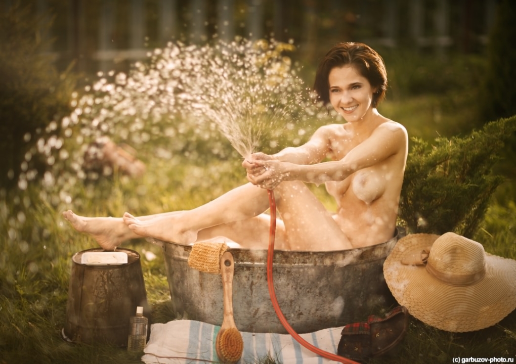 Голые взрослые женщины на природе