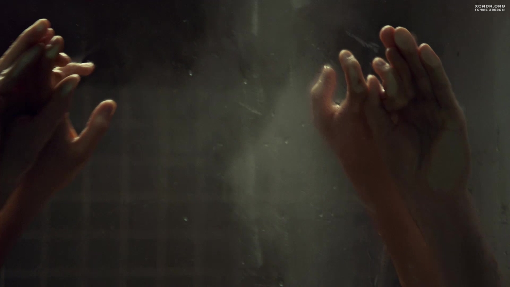 Руки на стекле в душе