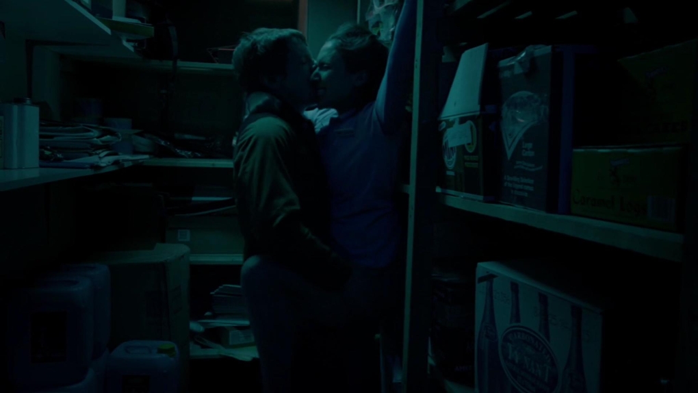 Девушка раздевается в подсобке