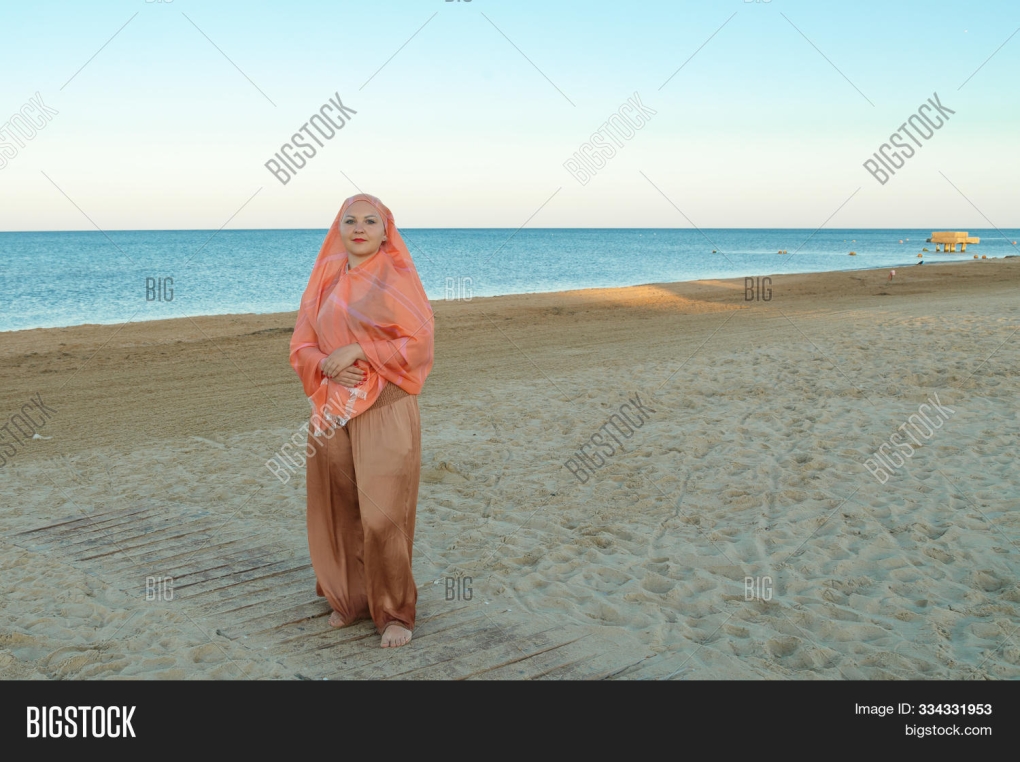 Голая киргизка купается