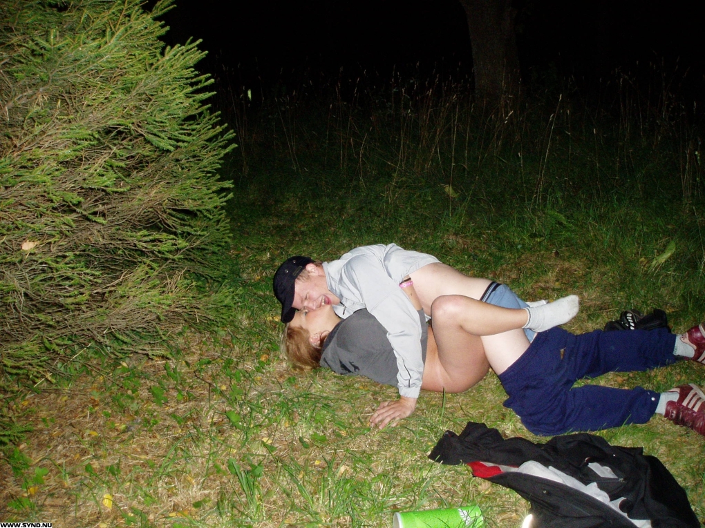 Пьяные голые женщины на природе