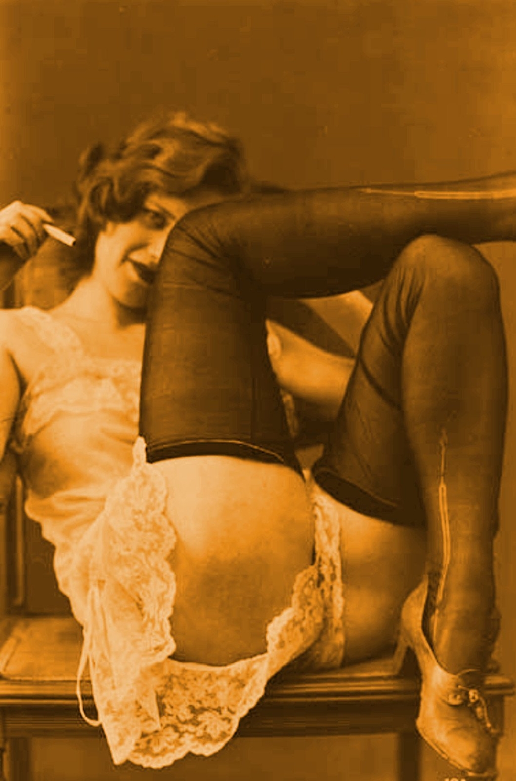 Советские женщины в панталонах ню