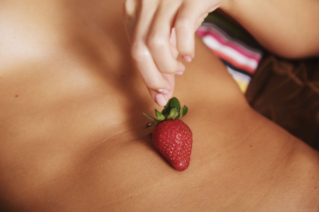 Клубничка на красивой груди