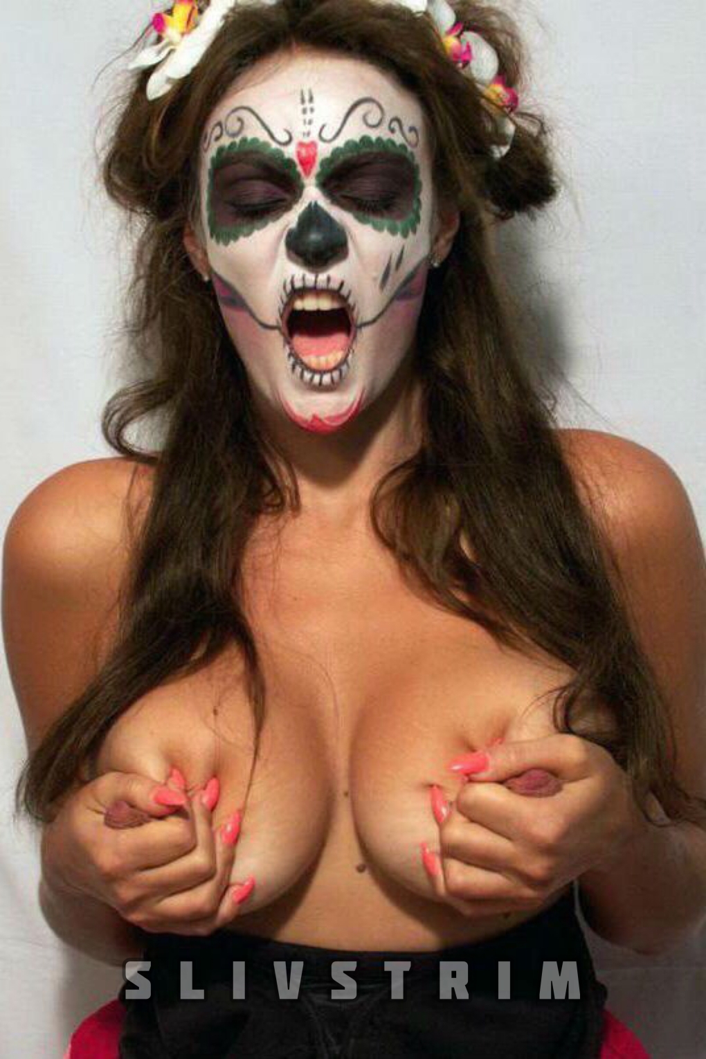 Алена Водонаева разделась