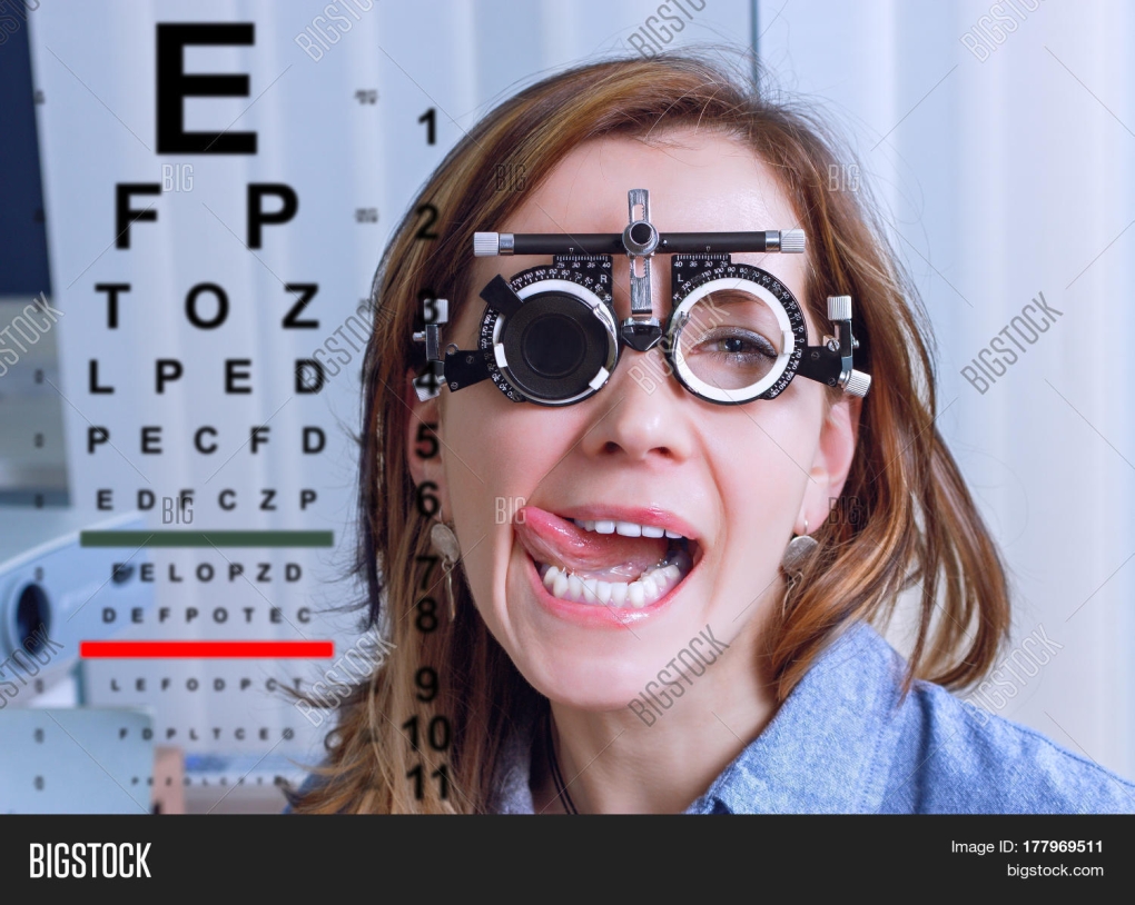 Девушка в очках с диоптриями