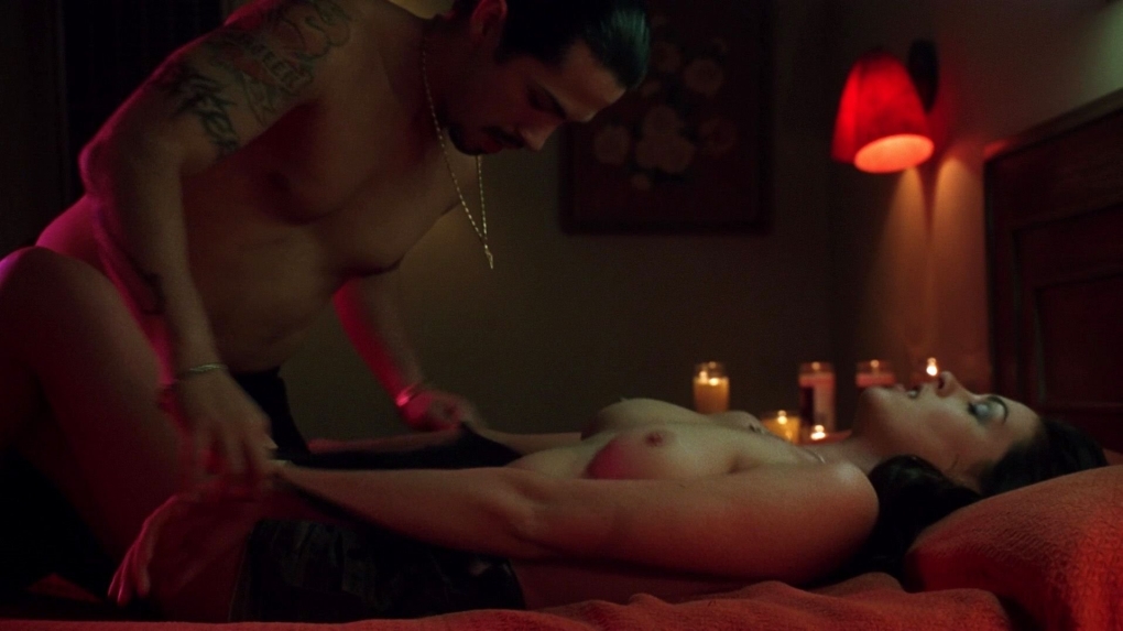 Энн Хэтэуэй сиськи в фильме