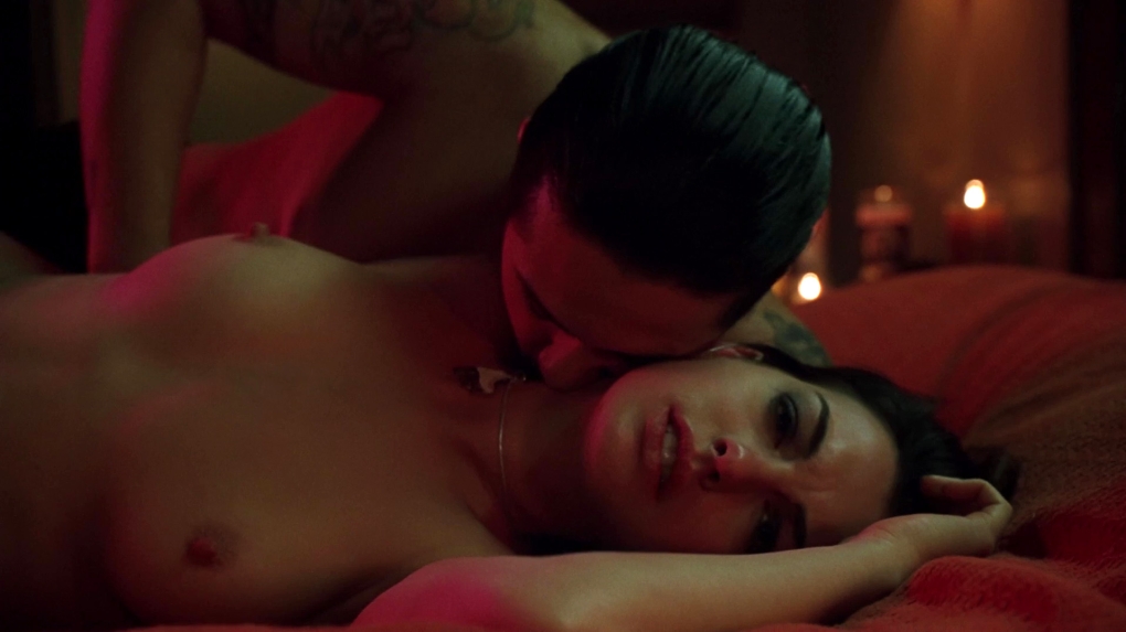 Энн Хэтэуэй голая в фильме