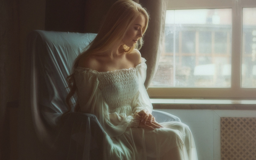 Шикарная девушка в платье декольте