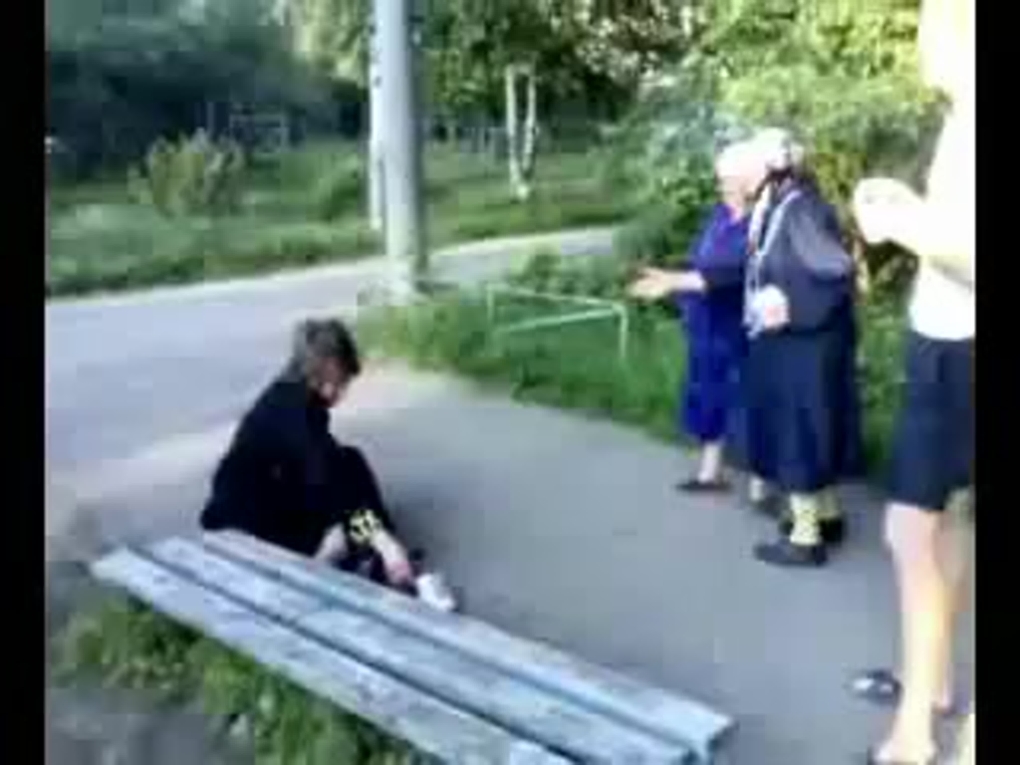 Издеваются над девушкой вписка