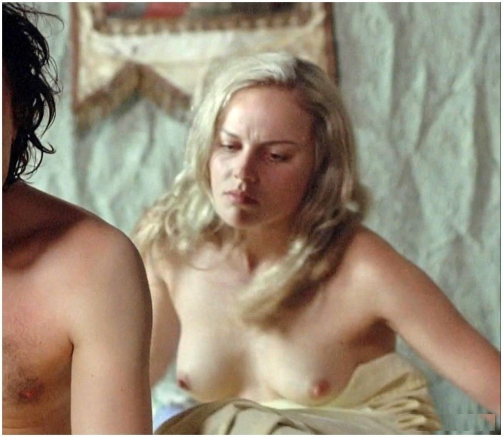 Актриса Юлия Пересильд сиськи