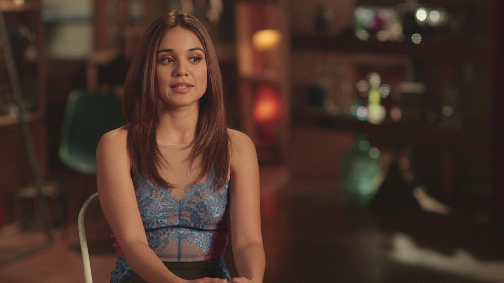 Саммер Бишил в юбке