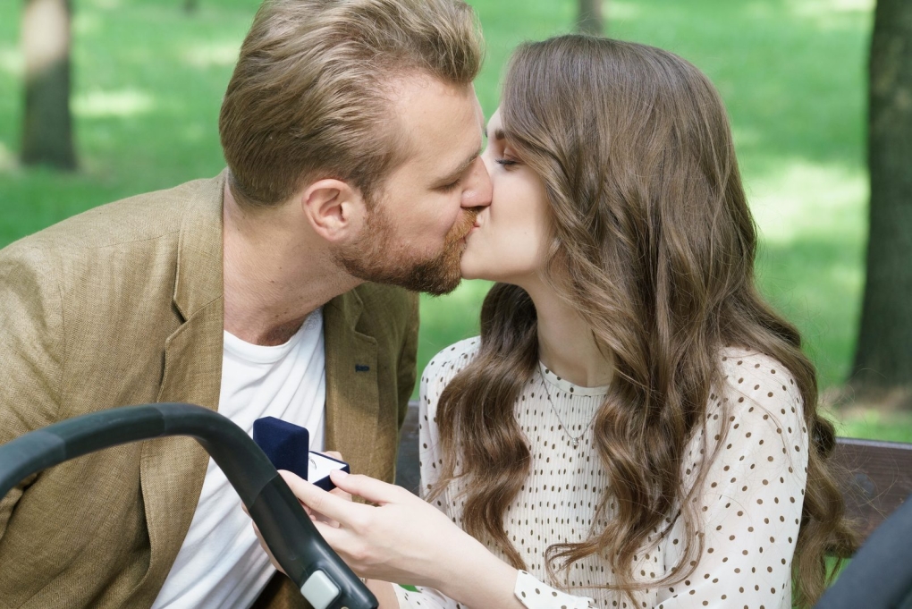 Светлана Камынина голая в сериале в постели.