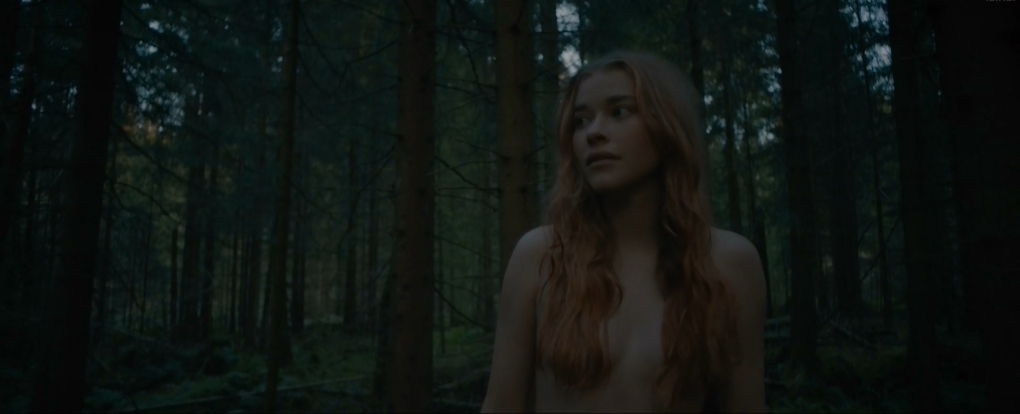 Черная комната голая сцены