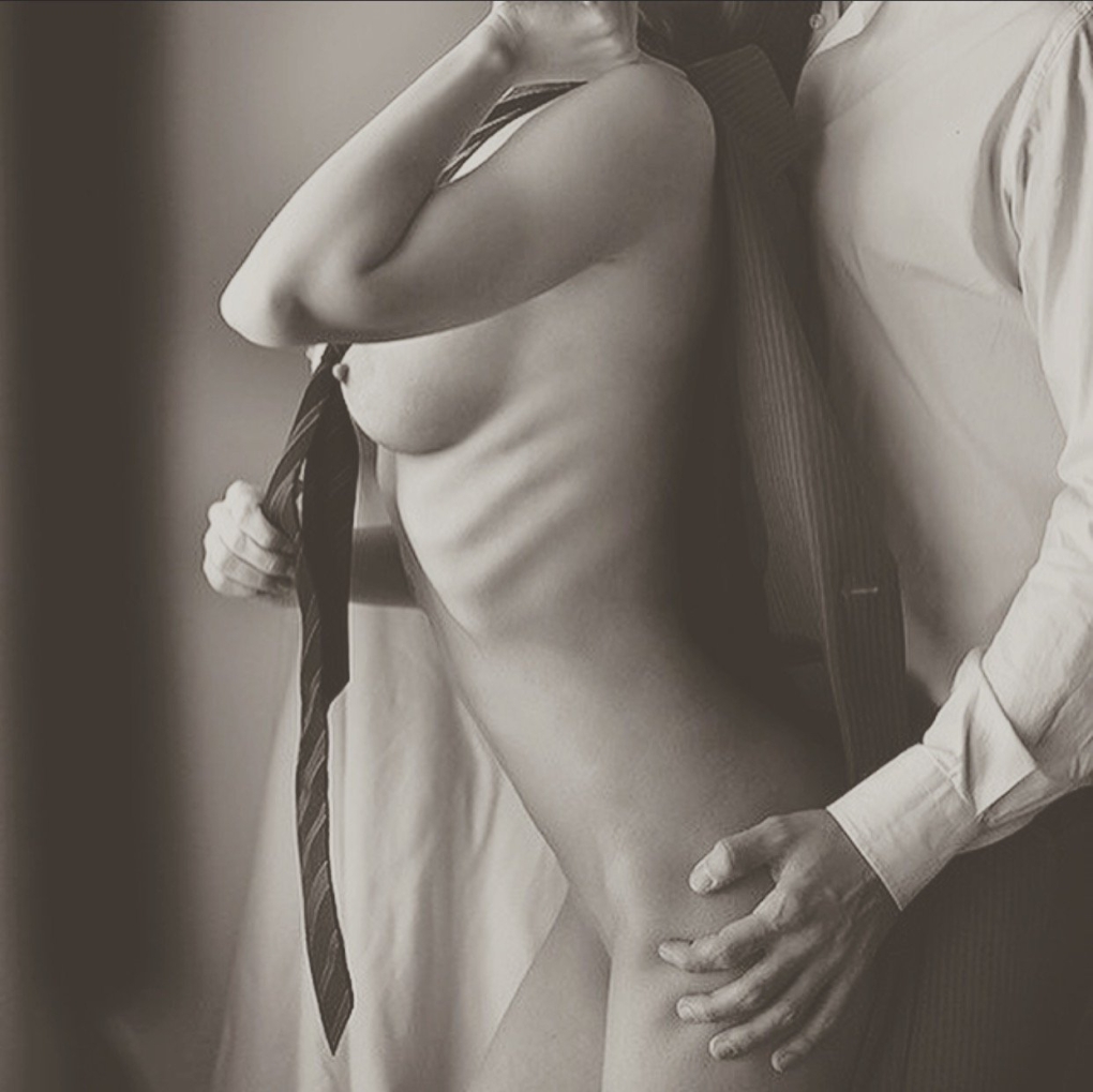 Эротическая фотосессия с галстуком