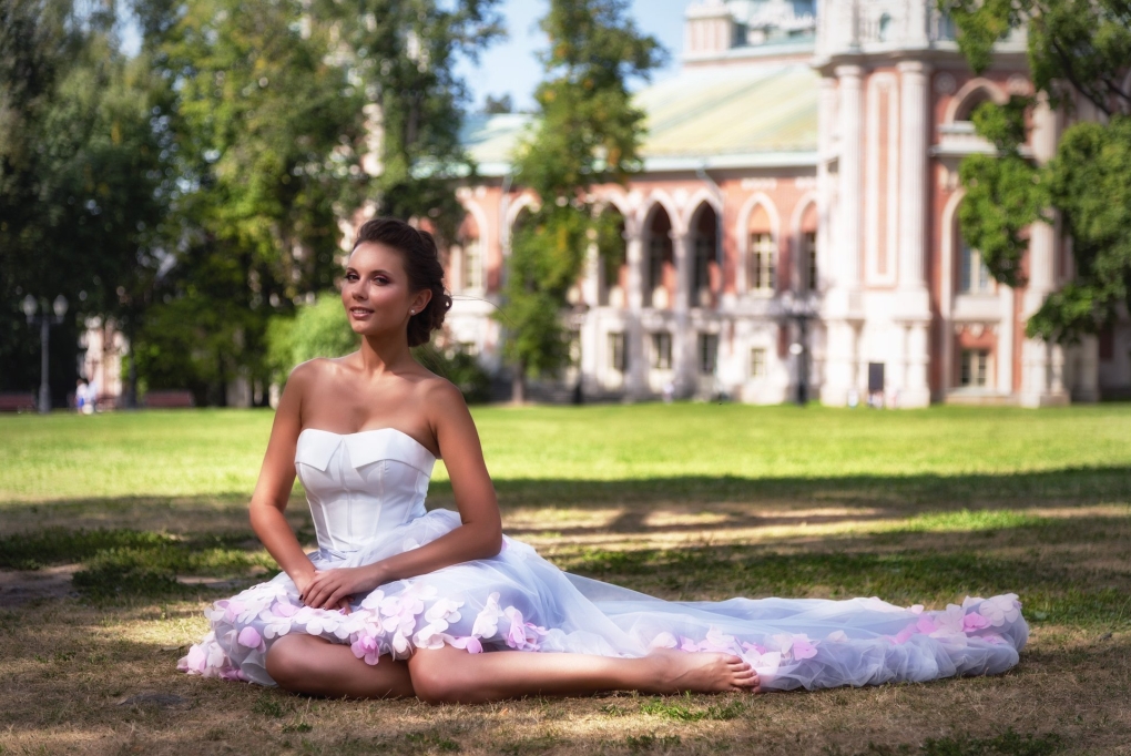 Женская нога наступила в маленького человечка