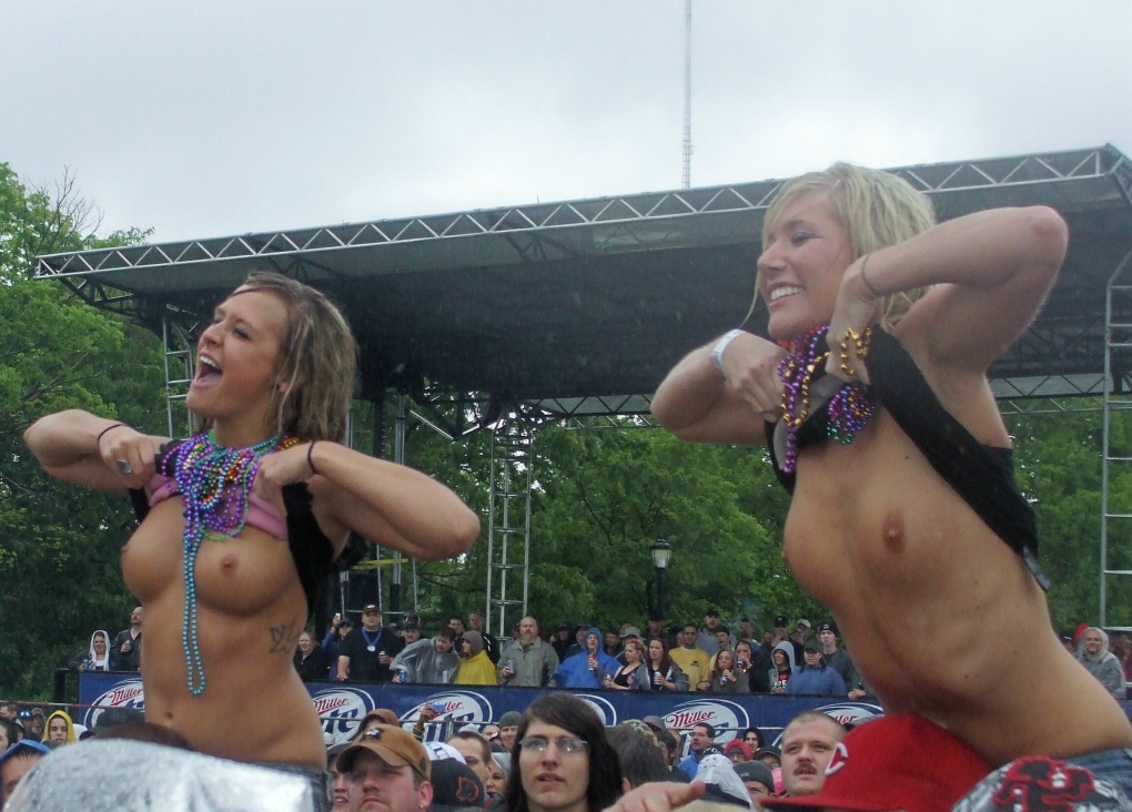 Пьяные девушки показывают сиськи