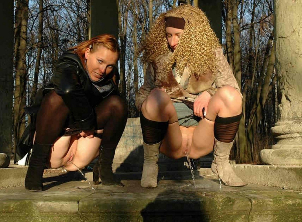 Женский писсинг на сцене