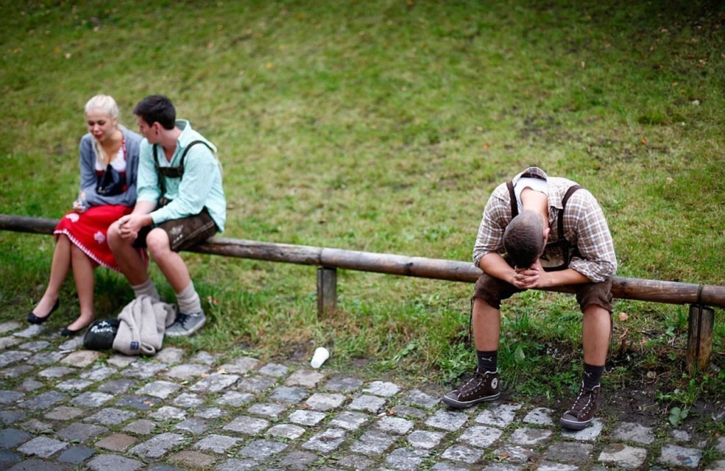 Писсинг на пивном фестивале скрытая камера