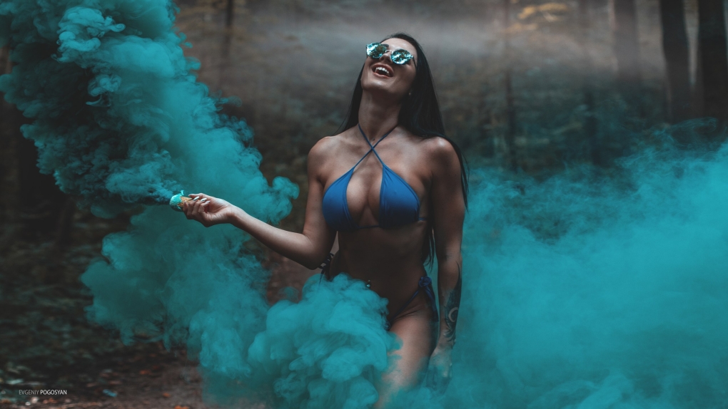 Девушка в дыму