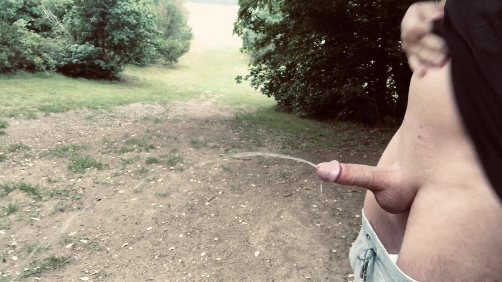 Писсинг в лесу мужской