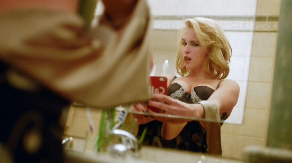 Алина Ланина танцует стриптиз в сериале САШАТАНЯ