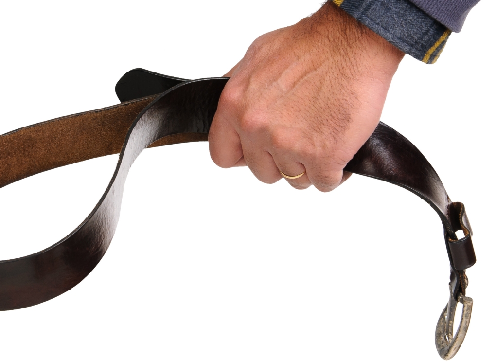 Отшлепал маленькую попку