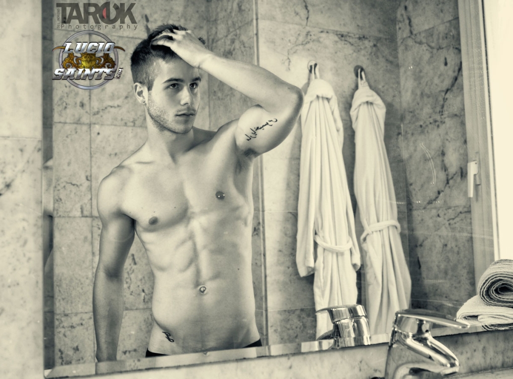 Красивые парни с голым торсом