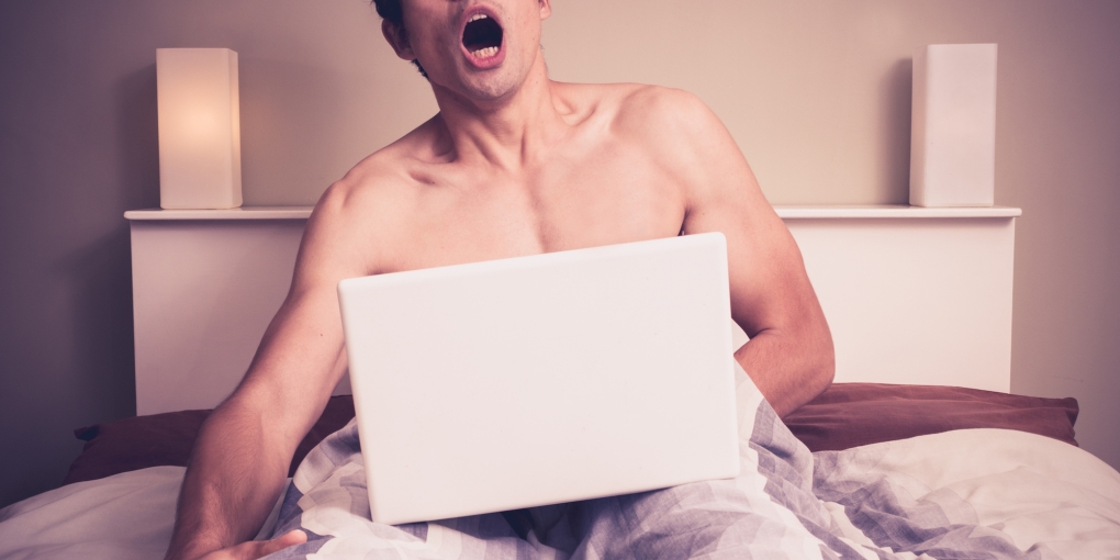 Мужчина в кровати