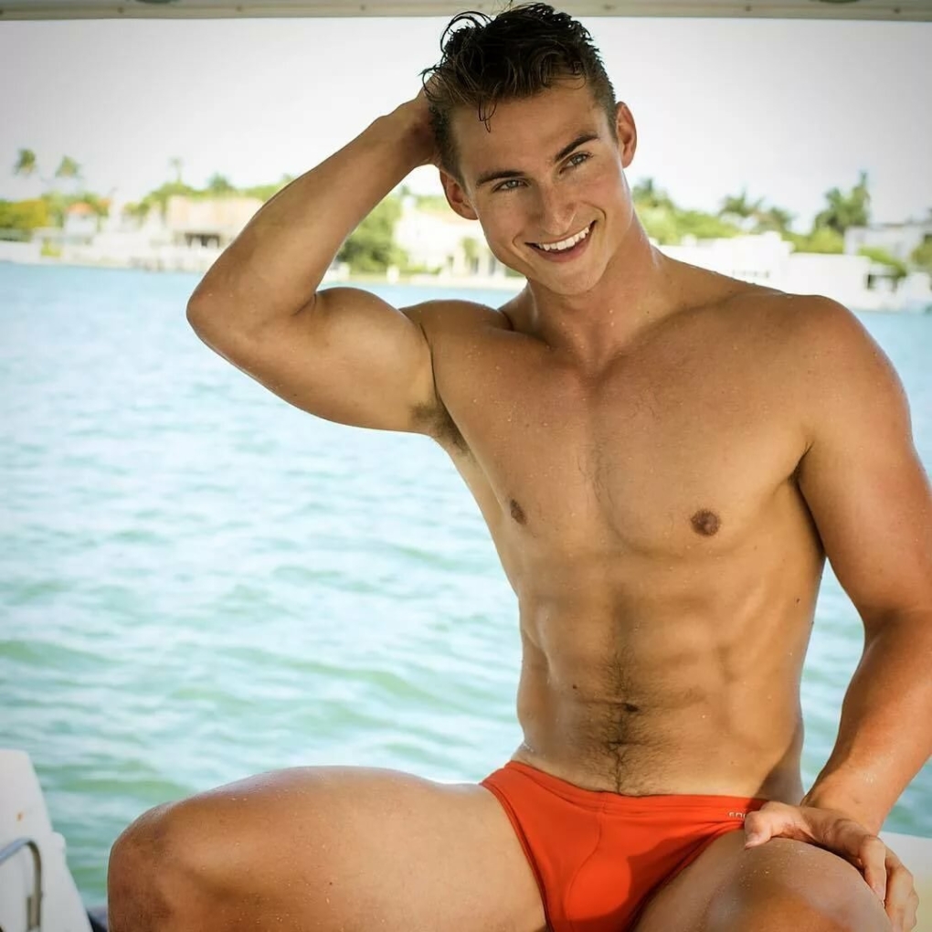 Красивое голое мужское тело