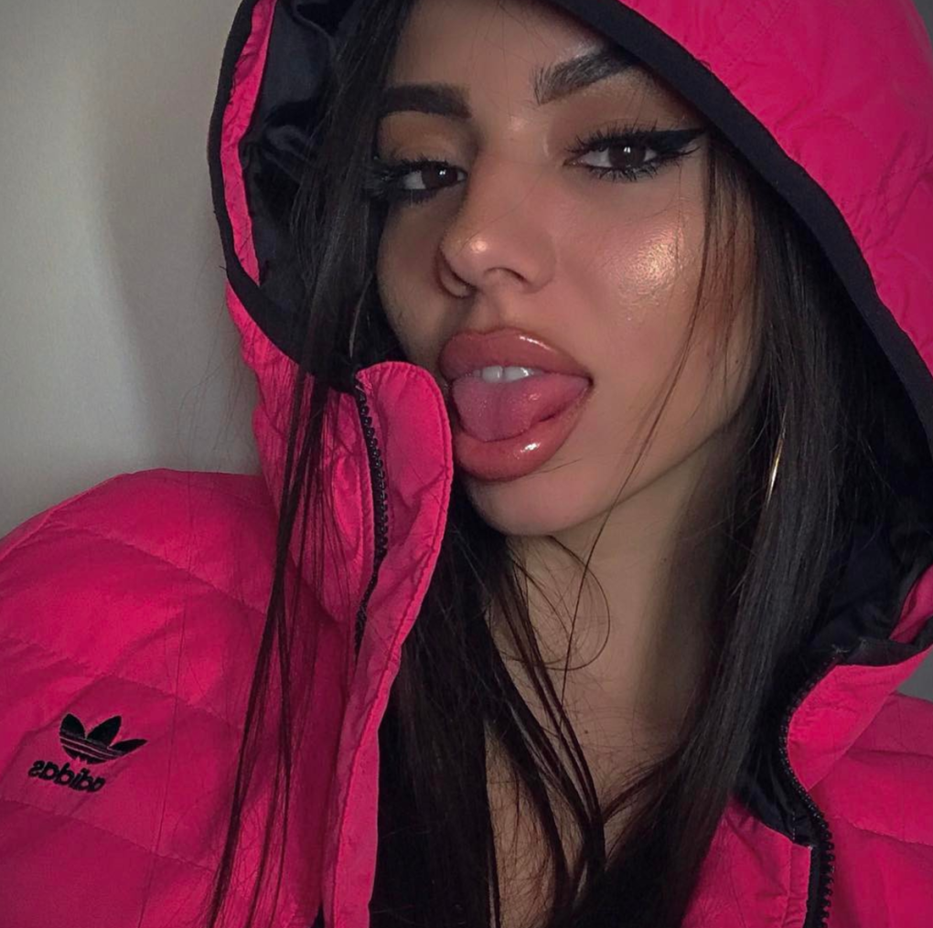 Губастая брюнетка