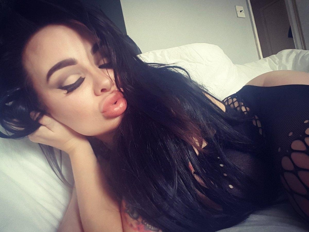 Брюнетка с большими губами