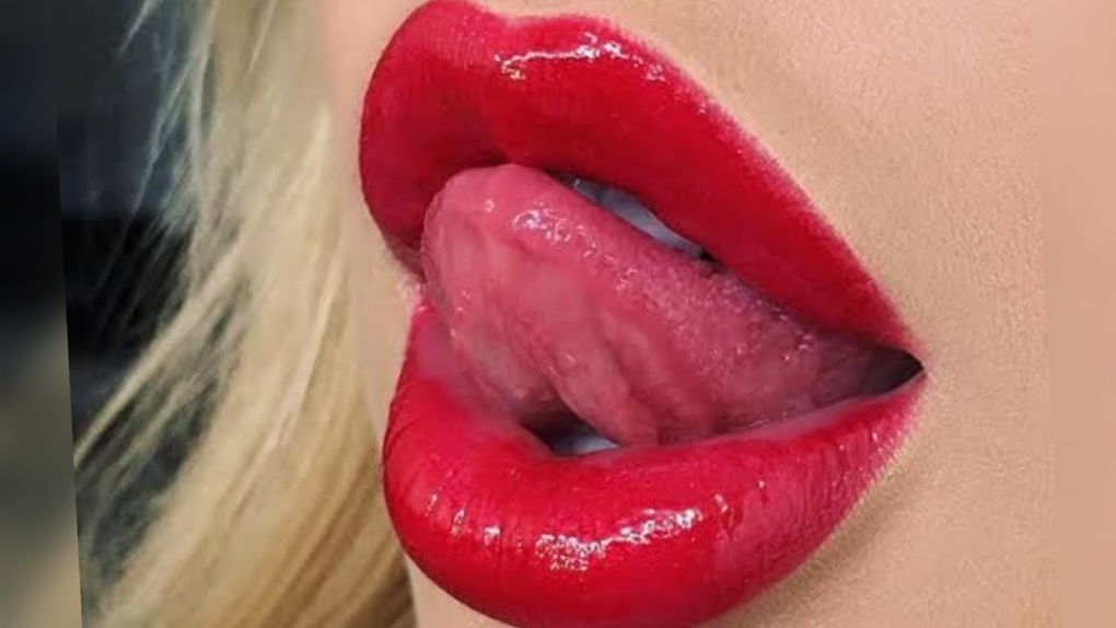 Рот с красной помадой
