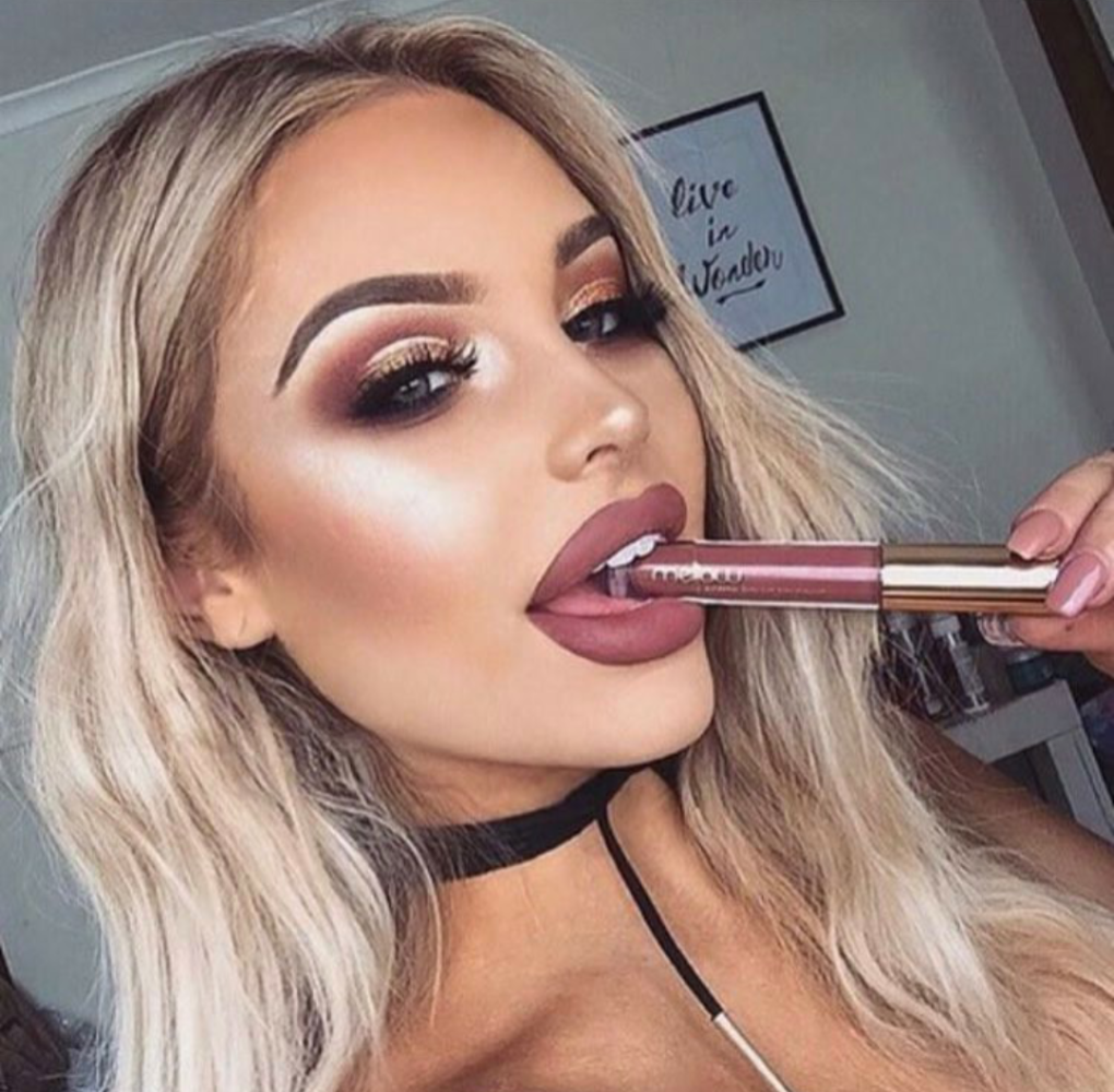 Девушка с матовой помадой