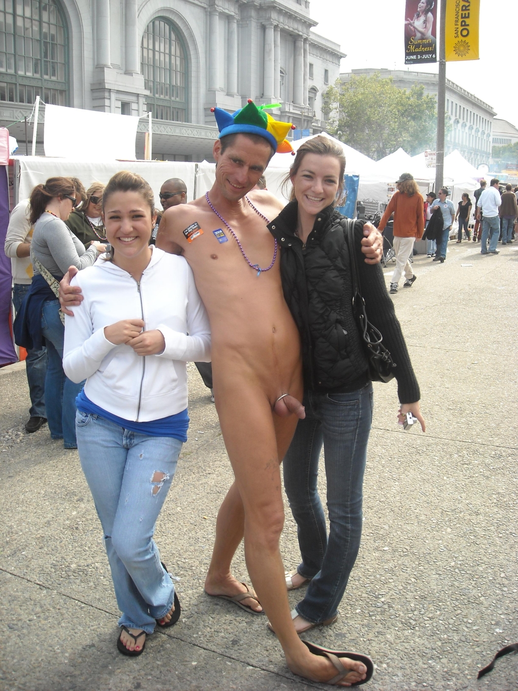 Обнажение в публичных местах