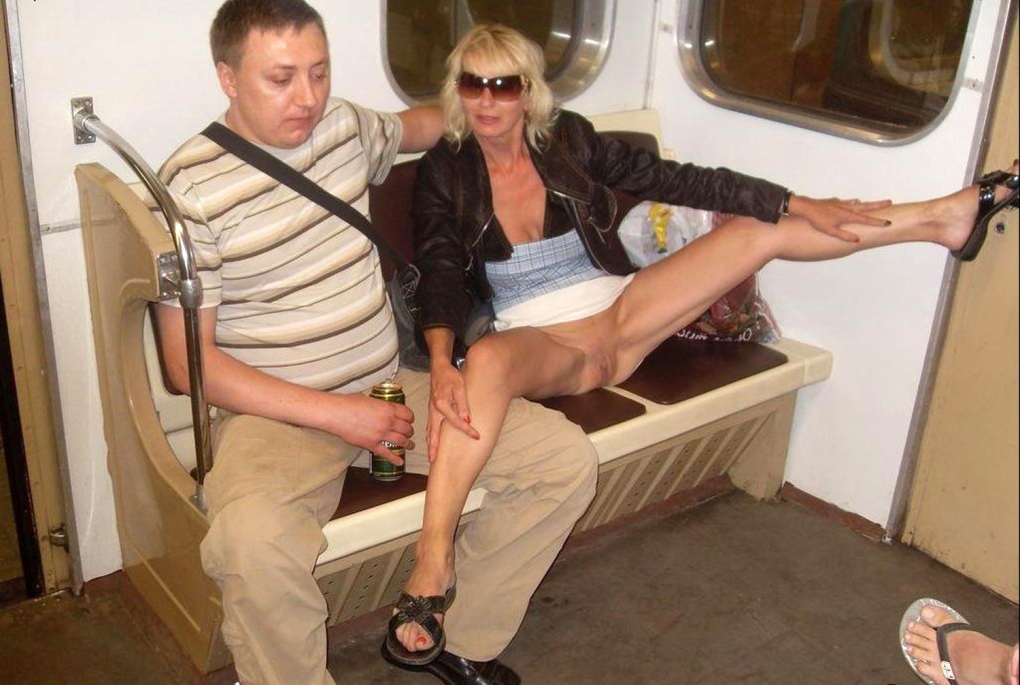 Девушка без трусов в метро