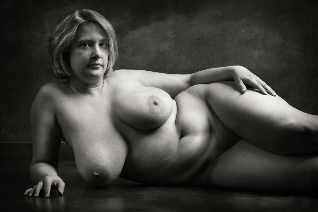 Пышка с огромными сиськами в постели