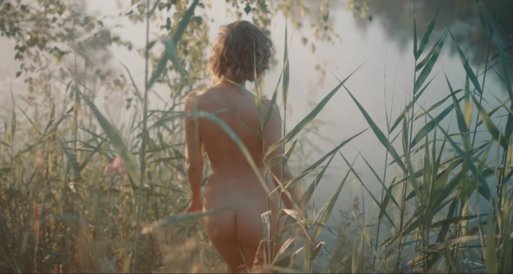 Хрупкая стройняшка голая