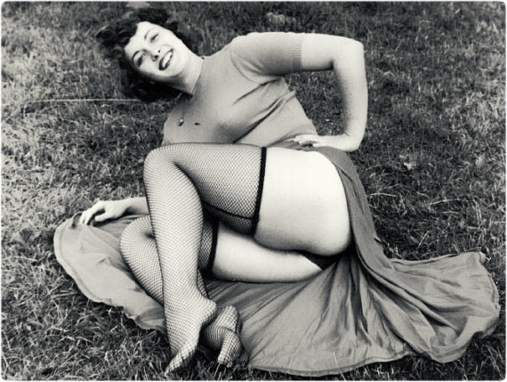 Голые женщины в панталончиках