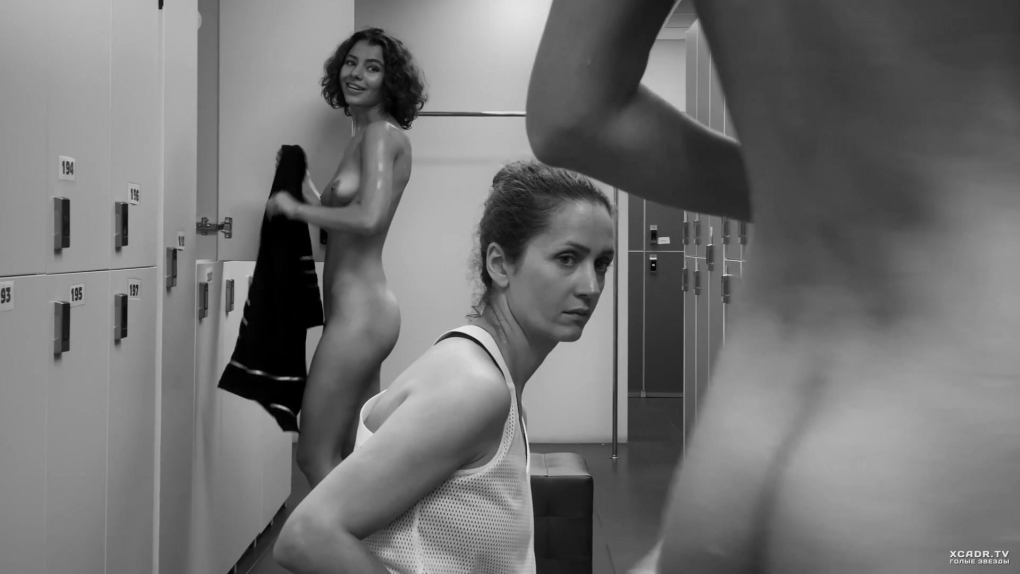 Голые школьницы в женской раздевалке