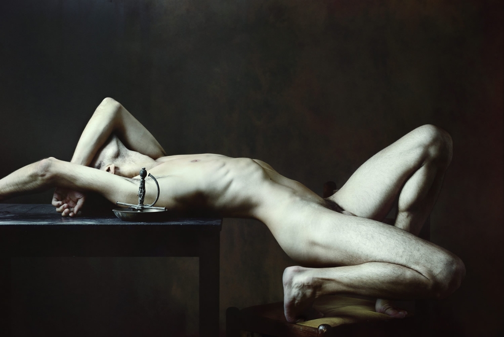 Голый мужчина позирует художнице