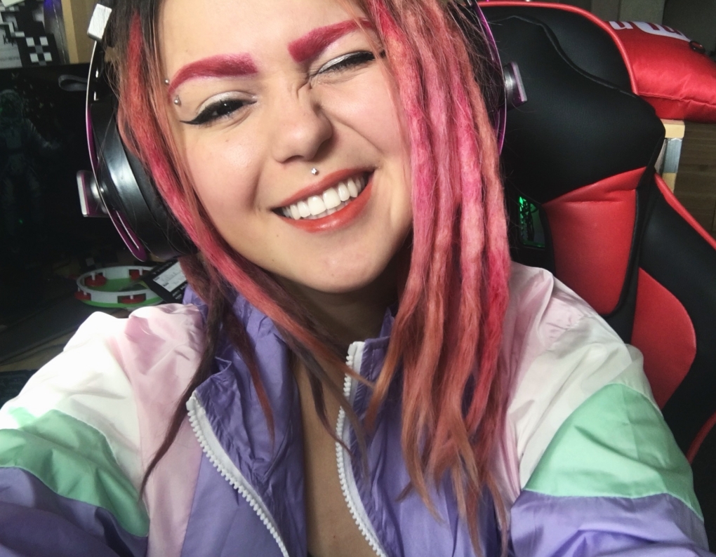 Вика Картер с дредами