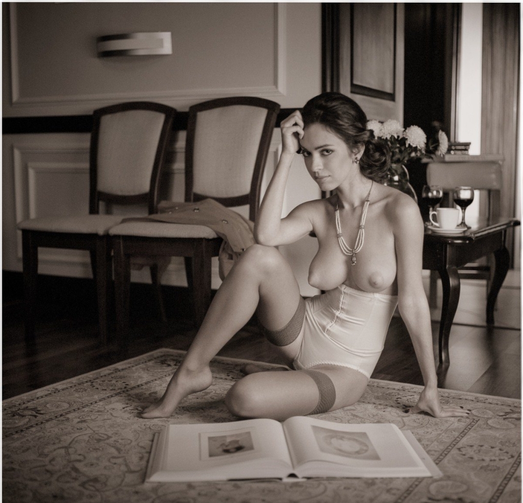 Интеллигентная девушка ню